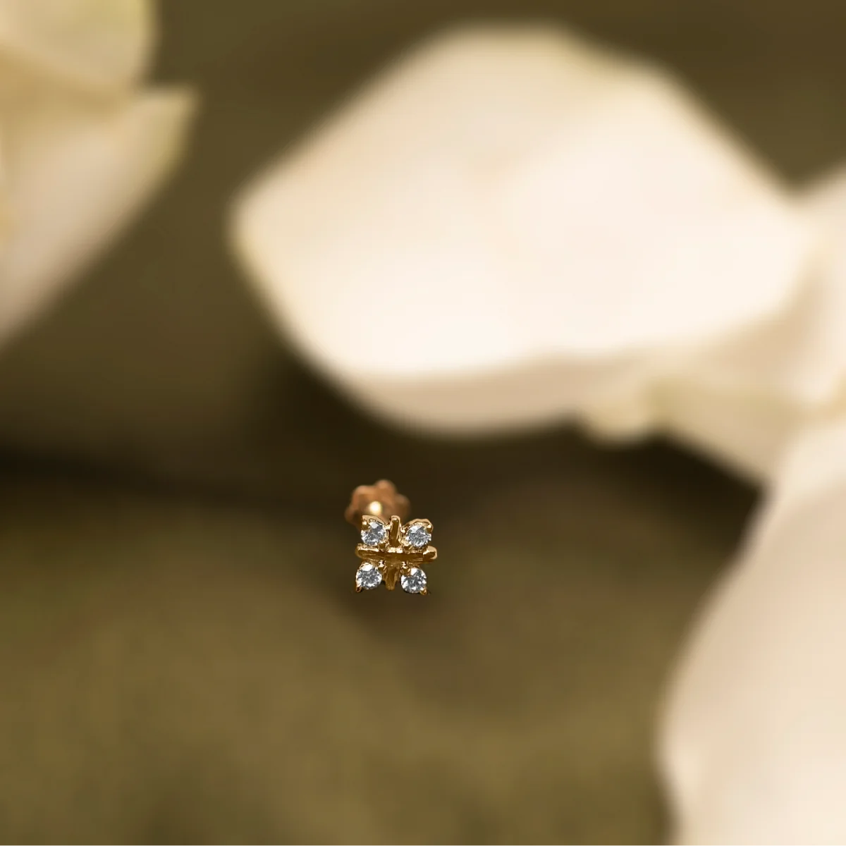 18K Solid Gold 0.20CT Symmetrical Petals Diamond Nose Pin 18K Solid Gold 0.20CT Symmetrical Petals Diamond Nose Pin